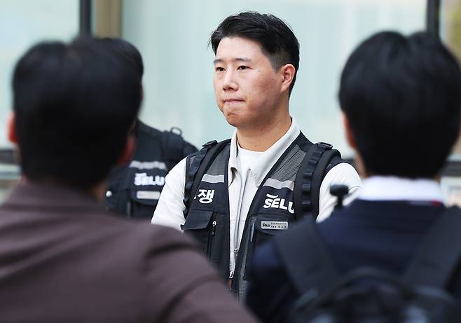 질문 듣는 최승호 위원장 (수원=연합뉴스) 홍기원 기자 = 최승호 초기업노조 삼성전자지부 위원장이 13일 경기도 수원시 영통구 수원지방법원에서 열린 삼성전자가 노조를 상대로 제기한 위법 쟁의행위 금지 가처분 신청 심문을 마치고 나와 취재진 질문을 듣고 있다. 2026.5.13 xanadu@yna.co.kr (끝)