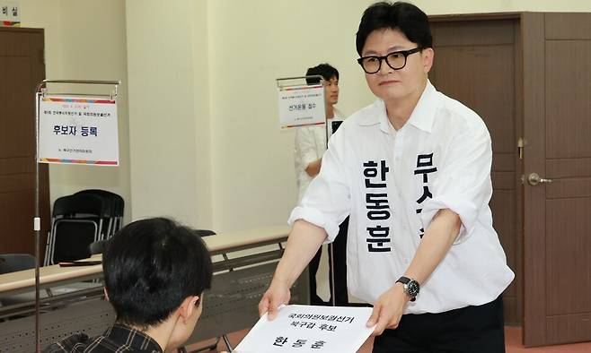 무소속인 한동훈 부산 북갑 국회의원 후보가 15일 오후 부산 북구 선관위에서 후보자 등록을 하고 있다. 연합뉴스