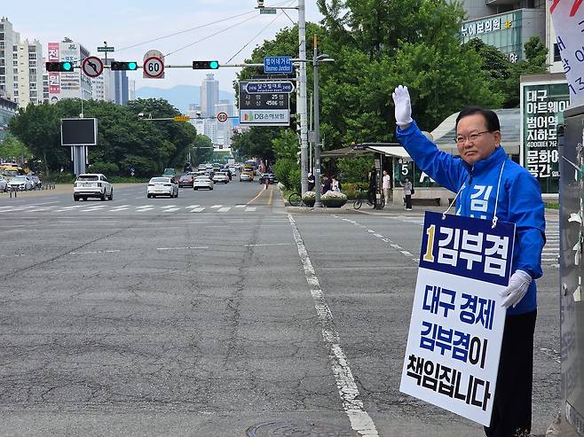 김부겸 더불어민주당 대구시장 후보가 14일 오전 대구 범어동 범어네거리에서 출근길 인사를 하고 있다. 대구=하준호 기자