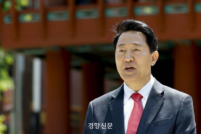 오세훈 서울시장 후보가 5일 서울 보신각 앞에서 열린 ‘이재명 대통령 셀프 면죄 특검법 저지를 위한 긴급 기자회견’을 마치고 취재진에게 입장을 밝히고 있다. 문재원 기자