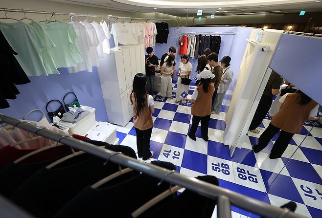 15일 서울 중구 롯데백화점 명동 본점에서 열린 '롯데타운 명동 페스티벌 한약방 사우나 방탈출' 행사에서 시민들이 라커룸 콘셉트의 방을 둘러보고 있다. 연합뉴스