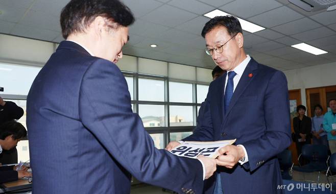 위성곤 더불어민주당 제주특별자치도지사 예비후보가 14일 오전 제주도선거관리위원회에서 후보 등록을 하고 있다. /사진=뉴시스