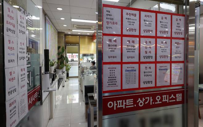 지난 10일 다주택자 양도소득세 중과가 재시행된 후 서울 아파트 매매시장에서 매물을 회수하는 사례가 많아진 것으로 보인다. 사진은 지난 11일 서울 시내 부동산 밀집 상가. /사진=뉴시스