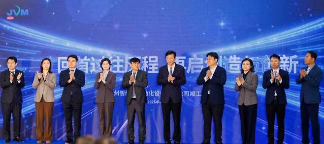 한미사이언스 계열사 제이브이엠이 중국 생산기지 준공으로 외연 확장을 이어가고 있다. 사진은 준공식에 참석한 제이브이엠 김상욱 대표(왼쪽 다섯 번째)와 쑤저우 공업원구 선미(沈?) 당서기(왼쪽 여섯 번째). /사진=한미그룹 제공