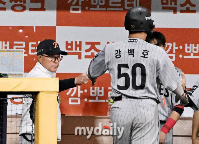 13일 오후 서울 고척스카이돔에서 진행된 '2026 프로야구 KBO리그' 키움히어로즈와 한화이글스의 경기. 한화 김경문 감독이 8회초 득점한 강백호와 환호하고 있다./마이데일리