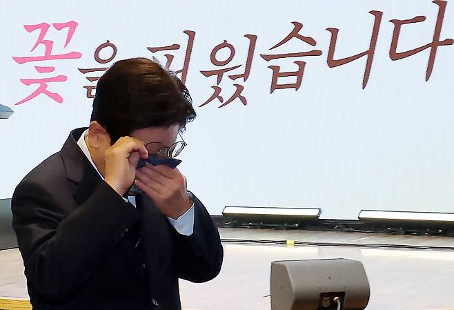 이재명 대통령이 지난 8일 서울 중구 대한상공회의소에서 열린 어버이날 기념식에서 축사 후 눈물을 닦고 있다. 연합뉴스
