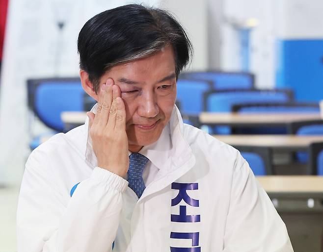 경기 평택을 국회의원 재선거에 출마하는 조국 조국혁신당 후보가 5월14일 경기도 평택시선거관리위원회에서 후보 등록을 하며 일정 중 다쳐 멍든 눈을 만지고 있다. ⓒ 연합뉴스