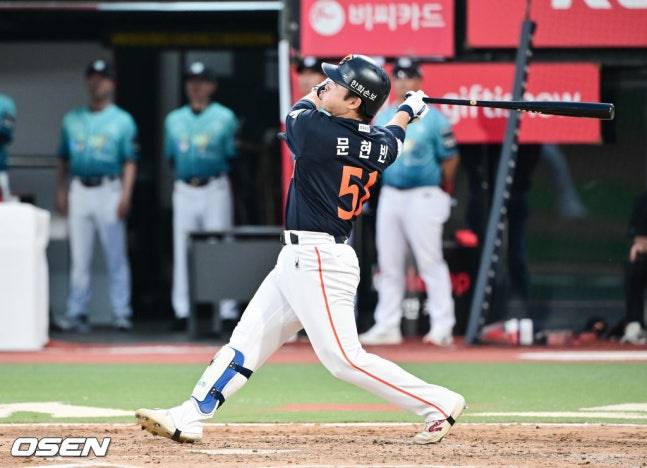 한화 문현빈이 15일 수원 KT전 4회초 1사 1루에서 역전 투런포를 쳤다.