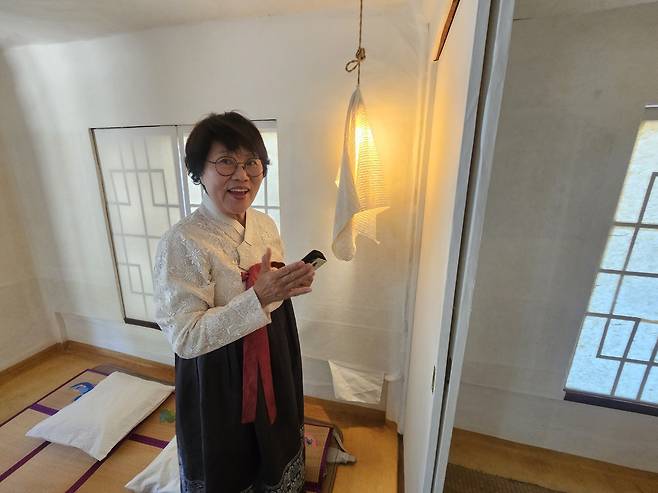 김주연 안동 학남고택 대표 (안동=연합뉴스) 김선형 기자 = 14일 오전 경북 안동시 풍산읍 오미마을 학남고택에서 김주연(73) 대표가 고택 사랑채 내부를 설명하고 있다. 2026.5.14 sunhyung@yna.co.kr
