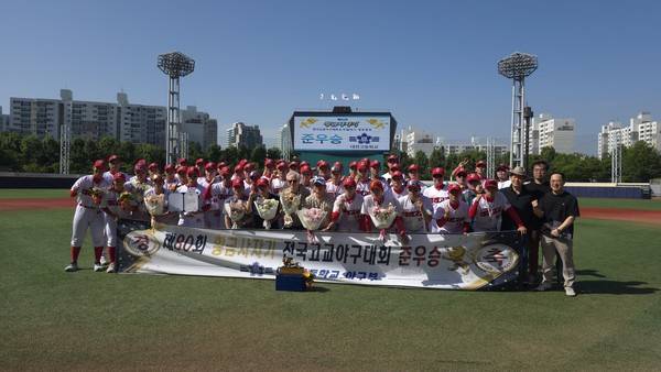 제80회 홤금사자기 전국고교야구대회 준우승 기념사진 촬영을 하고 있는 대전고 야구부. 사진=나예원 기자