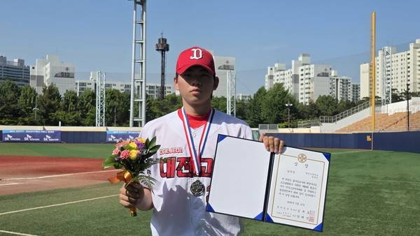 대전고 야구부 2학년 투수 한규민 선수가 기념사진 촬영을 하고 있다. 사진=나예원 기자