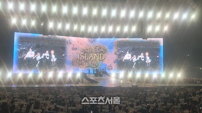 밴드 루시 KSPO DOME 콘서트에서 팬들과 함께 기념 촬영하는 모습 사진ㅣ임재청 기자