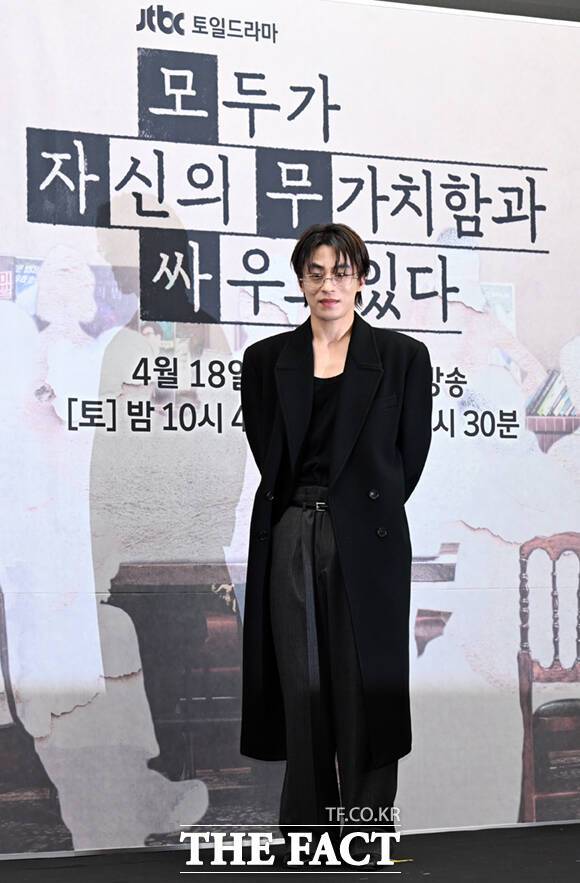 배우 구교환이 JTBC 토일드라마 '모두가 자신의 무가치함과 싸우고 있다'로 뛰어난 연기 스펙트럼을 자랑하고 있다. 사진은 지난달 17일 서울 마포구 상암동 스탠포드호텔에서 열린 '모두가 자신의 무가치함과 싸우고 있다' 제작발표회에 참석한 모습. /이새롬 기자