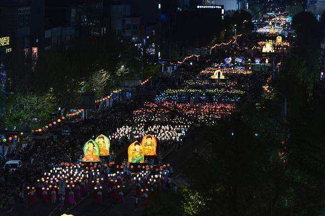 부처님오신날을 앞둔 지난 2025년 4월 26일 서울 종로구 종로3가 일대에서 2025 연등행렬이 지나고 있다./뉴스1