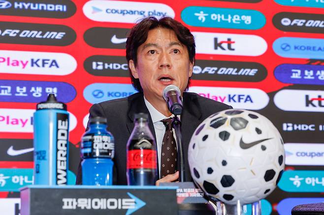 홍명보 감독이 16일 오후 서울 종로구 KT온마당에서 2026 FIFA 북중미 월드컵 대한민국 축구대표팀 최종 명단을 발표하고 있다. /뉴스1