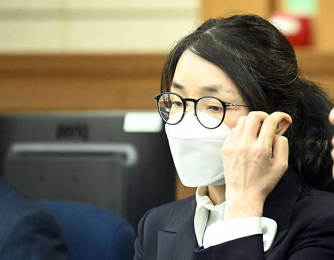 도이치모터스 주가조작, 통일교 청탁·뇌물 수수 의혹 혐의 등으로 구속기소 된 김건희 여사가 24일 오후 서울 서초구 서울중앙지방법원에서 열린 첫 재판에 출석해 있다. 2025.09.24 사진공동취재단