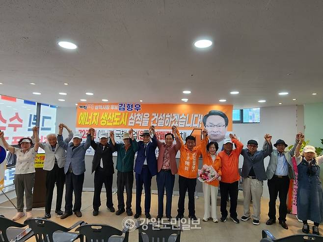 ▲ 개혁신당 김형우 삼척시장 후보가 16일 중앙로 사무실에서 이연우 전 삼척시 원자력산업유치협의회장 등 지역 지지자와 시민들이 참석한 가운데 선거사무소 개소식을 열었다. 구정민 기자