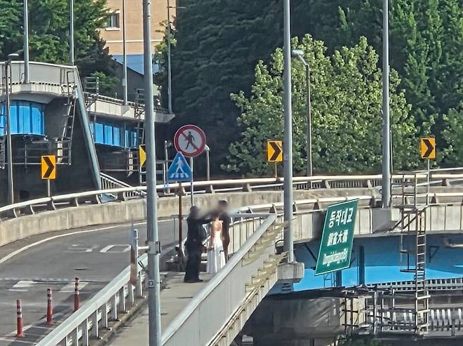 한 예비 부부가 웨딩 사진을 촬영하고 있다 /사진=이정우 기자