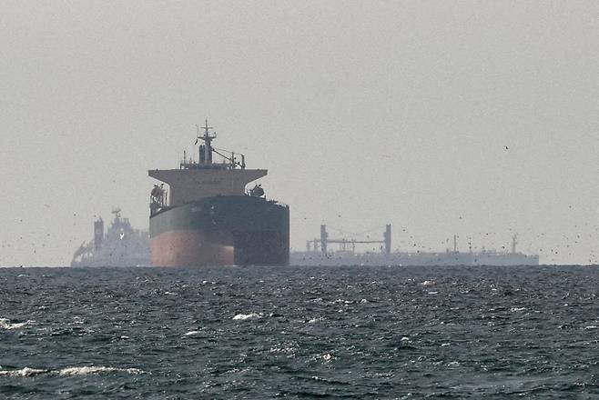 호르무즈 해협 인근 걸프만에 화물선이 지나가고 있다. 사진은 아랍에미리트(UAE) 라스알카이마 북부에서 바라본 모습. /로이터=뉴스1
