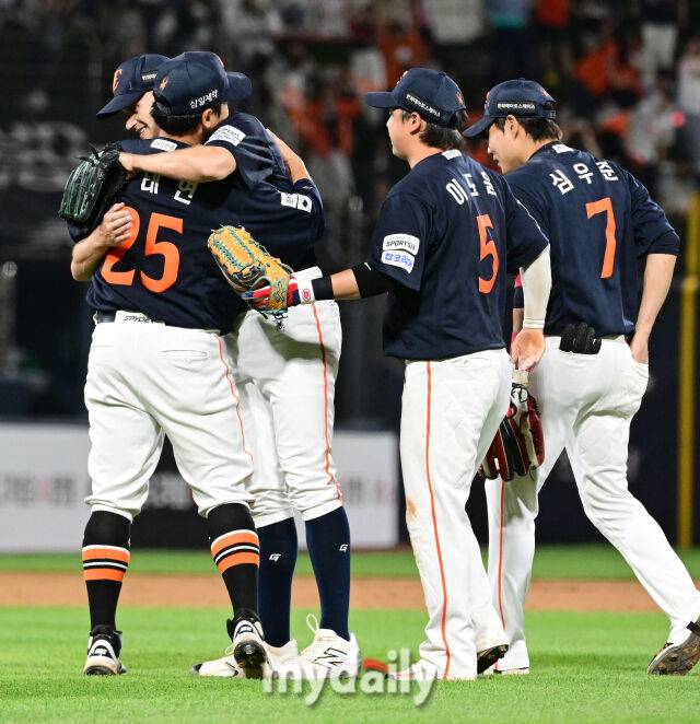 2026년 5월 15일 오후 경기도 수원KT위즈파크에서 열린 '2026 신한 SOL KBO리그' 한화 이글스와 KT 위즈의 경기. 한화 쿠싱이 5-3으로 승리한 뒤 기뻐하고 있다./마이데일리