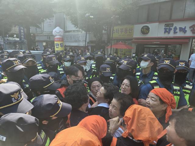 ▲16일 오월어머니집 회원들과 단체들이 극우 유튜버 집회에 항의에 나서며 경찰과 몸싸움이 벌어졌다. 2026.5.16 ⓒ프레시안(강병석)