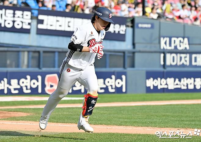 두산 베어스 내야수 박준순이 16일 서울 잠실야구장에서 열리는 2026 신한 SOL KBO리그 롯데 자이언츠와의 정규시즌 5차전을 앞두고 1군 엔트리에서 제외됐다. 박준순은 15일 경기를 마친 뒤 오른쪽 허벅지에 불편함을 느꼈고, 16일 병원 검진에서 오른쪽 허벅지 전면부 근육 부분 손상 진단을 받았다. 엑스포츠뉴스 DB