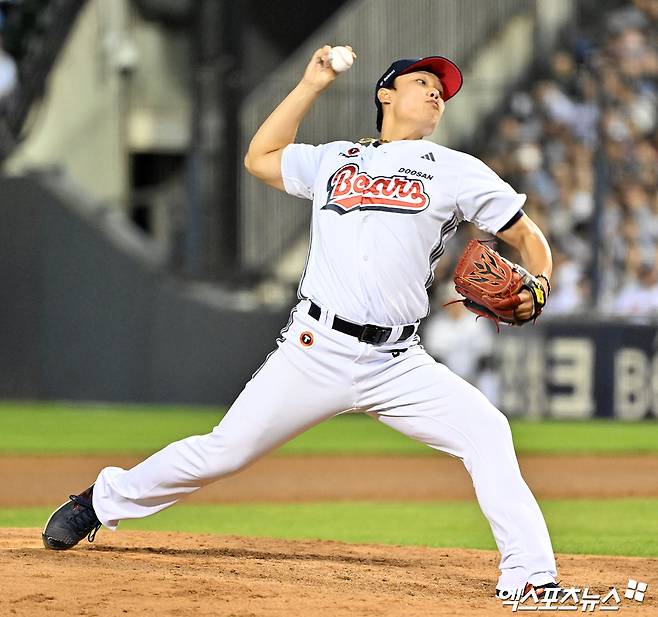 15일 오후 서울 송파구 잠실야구장에서 열린 '2026 신한 SOL Bank KBO리그' 롯데 자이언츠와 두산 베어스의 경기, 7회초 두산 양재훈이 공을 힘차게 던지고 있다. 엑스포츠뉴스 DB