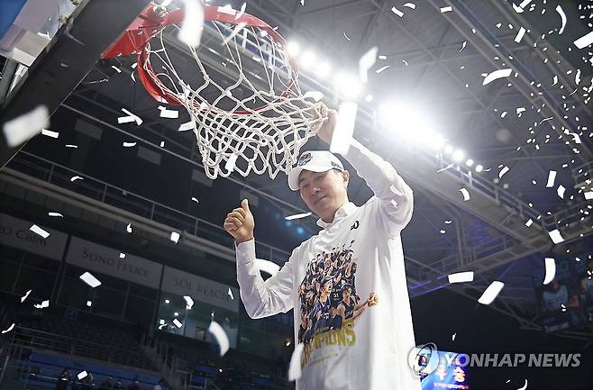 그물 세리머니 하는 이상민 감독 (고양=연합뉴스) 윤동진 기자 = 13일 고양소노아레나에서 열린 2025-2026 KBL 플레이오프 챔피언 결정전 고양 소노 스카이거너스 대 부산 KCC 이지스 5차전 경기. 이날 경기에서 승리하며 챔피언 자리에 오른 부산 KCC 이상민 감독이 그물 세리머니를 하고 있다. 2026.5.13 mon@yna.co.kr
