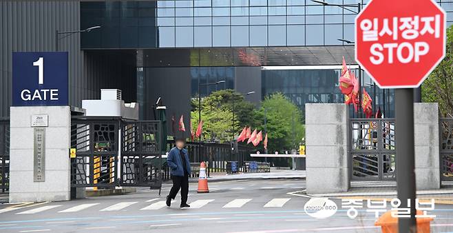 지난 5월 3일 삼성바이오로직스 노조가 임금 인상과 격려금 지급 등을 요구하며 총파업에 진행 중인 가운데, 한 직원이 인천 연수구 삼성바이오 공장 앞을 지나가고 있다. 정선식 기자