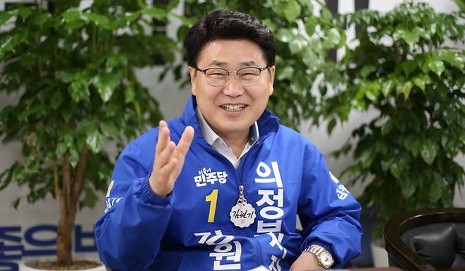 김원기 민주당 의정부시장 후보가 일자리 정책을 설명하고 있다. 사진=김원기 후보 선거캠프