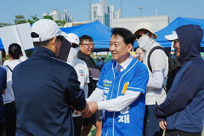 더불어민주당 이광재 국회의원후보는 29회 하남테니스협회장배 대회' 개회식 현장을 찾아 생활체육 활성화에 대한 강한 의지를 피력했다.<이후보 선거사무실 제공>