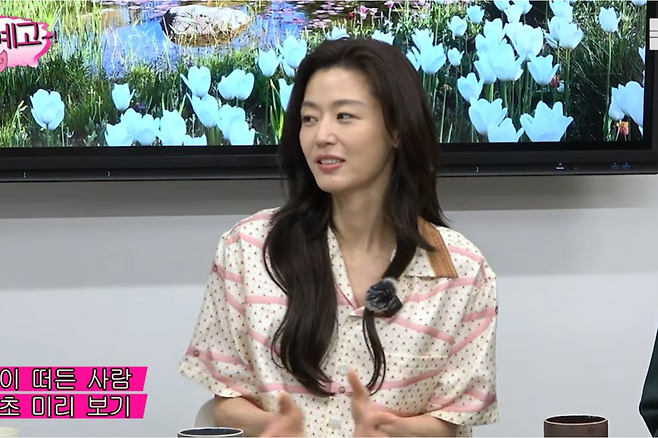 채널 뜬뜬의 웹예능 '핑계고'에 출연한 전지현. 연합뉴스