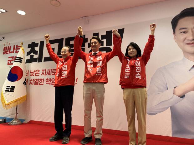 지난 16일 열린 최재훈 6·3 지방선거 국민의힘 대구 달성군수 후보가 선거사무소 개소식에서 최재훈 달성군수 후보(가운데)와 추경호 대구시장 후보(왼쪽), 이진숙 달성군 국회의원 후보가 함께 손을 번쩍 들며 승리를 다짐하고 있다. 최 후보 캠프 제공