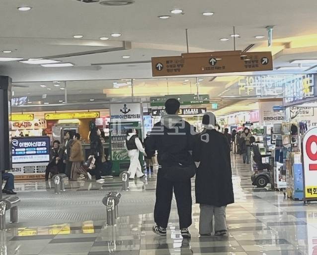지난 23일 반월당 지하상가를 찾은 시민들의 모습. 김도경 수습기자