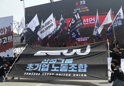 삼성전자노동조합 공동투쟁본부 조합원들이 지난달 23일 오후 경기 평택시 삼성전자 평택사업장 앞에서 열린 투쟁결의대회에서 구호를 외치고 있다. / 차현정 기자