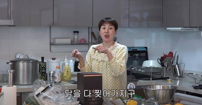 닭가슴살로 만든 닭곰탕은 열량과 지방 부담 없이 즐길 수 있다. 사진=유튜브 '개과천선 서인영' 캡처
