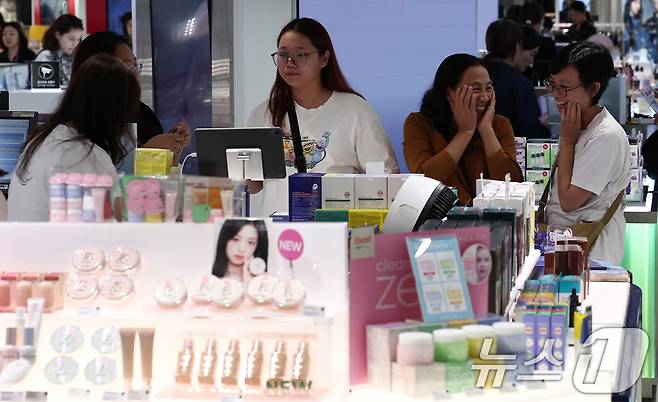 서울 중구 신라면세점 서울점에서 중국인 관광객들이 면세점을 둘러보고 있는 모습.2025.9.29 ⓒ 뉴스1 김성진 기자