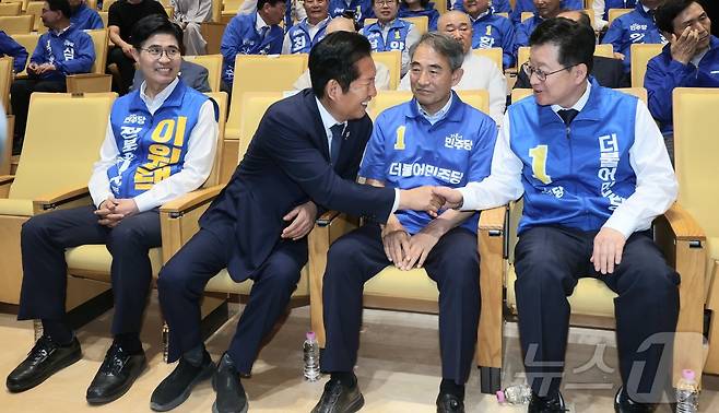 정청래 더불어민주당 대표가 17일 전북 전주시 전주대학교 JJ아트홀에서 열린 더불어민주당 전북특별자치도당 선거대책위원회 발대식에 참석해 안호영 의원과 인사를 나누고 있다. 2026.5.17 ⓒ 뉴스1 유경석 기자