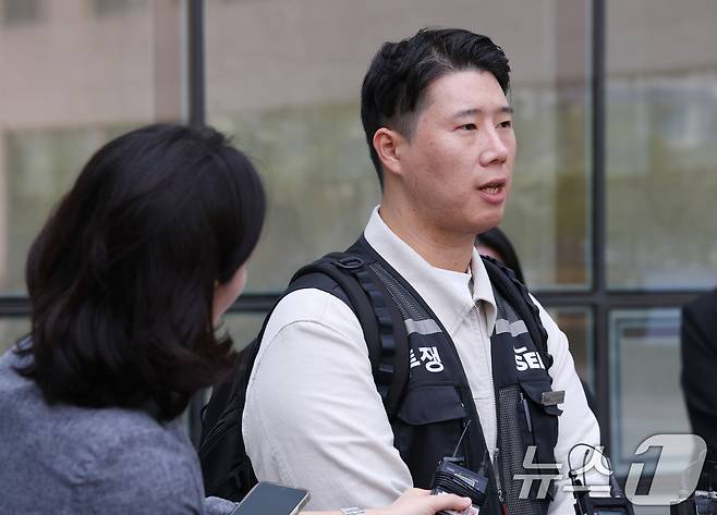 최승호 초기업노조 삼성전자지부 위원장이 13일 경기 수원시 영통구 수원지방법원에서 열린 삼성전자 노조 위법 쟁의행위 금지 가처분 신청 2차 심문을 마치고 나와 취재진의 질문에 답하고 있다. 2026.5.13 ⓒ 뉴스1 김영운 기자