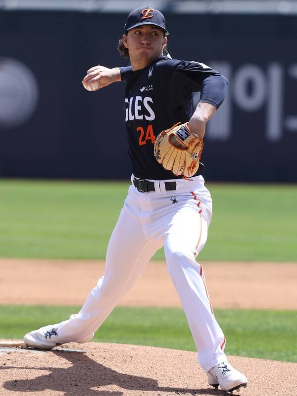 16일 한화가 수원 케이티위즈파크에서 열린 2026 신한 SOL KBO리그 원정 경기에서 KT를 10-5로 제압했다. (선발로 나선 한화 외국인 투수 오웬 화이트). /사진=한화 이글스