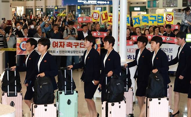 아시아축구연맹(AFC) 여자챔피언스리그 준결승전에 출전하는 북한 여자축구팀 ‘내고향여자축구단’이 17일 오후 인천국제공항 제1여객터미널로 입국하고 있다. 공동취재사진
