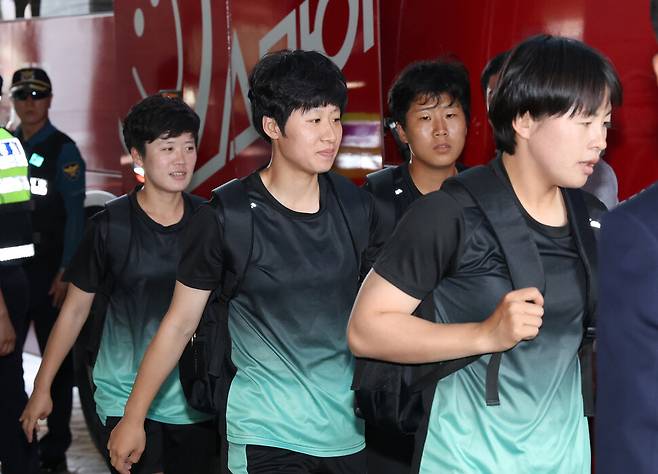 아시아축구연맹(AFC) 여자 챔피언스리그(AWCL) 4강 토너먼트에 출전하는 ‘내고향여자축구단’ 선수들이 17일 경기 수원시 숙소에서 나오고 있다. 연합뉴스