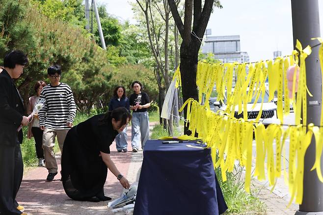 7일 광주 광산구 월계동 남부대 인근 인도에 흉기피습으로 사망한 10대 여학생을 추모하기 위한 시민들의 발걸음이 이어지고 있다. 뉴스1
