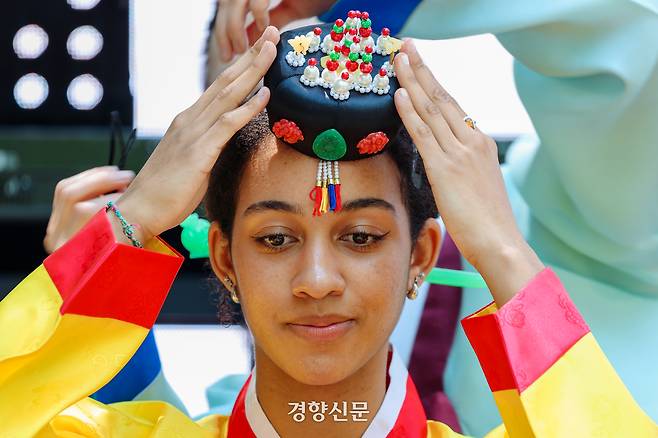 성년의 날을 하루 앞둔 17일 서울 덕수궁 돌담길에서 ‘2026년 제 54회 서울시 성년의 날 기념행사’의 일환으로 올해 성년을 맞은 시민과 외국 학생들이 전통성년례 재현 행사를 하고 있다. 성년의 날은 매년 5월 셋째 월요일이다. 2026.5.17 이준헌 기자
