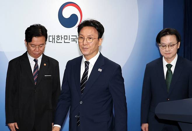 김민석 국무총리(가운데)가 17일 서울 종로구 정부서울청사에서 삼성전자 파업 관련 대국민 담화를 마친 뒤 브리핑룸을 떠나고 있다. 김정근 기자