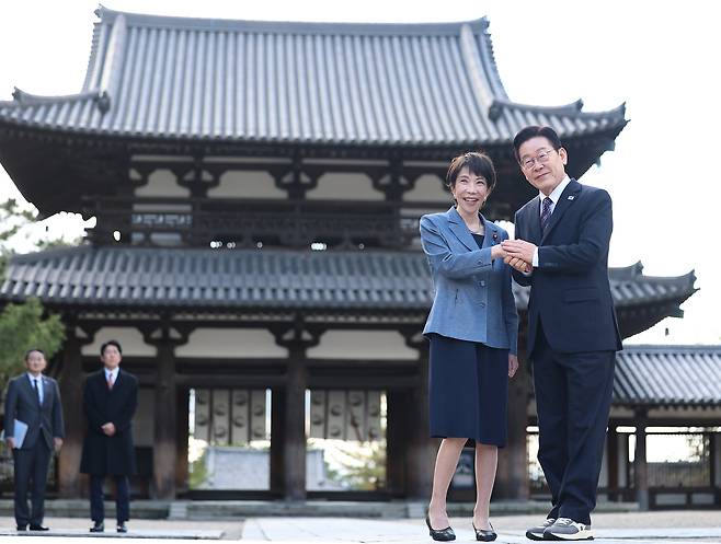 이재명 대통령과 다카이치 사나에 일본 총리가 지난 1월 14일 일본 나라현 대표 문화유적지인 호류지(법륭사)에서 기념촬영을 하고 있다. 연합뉴스