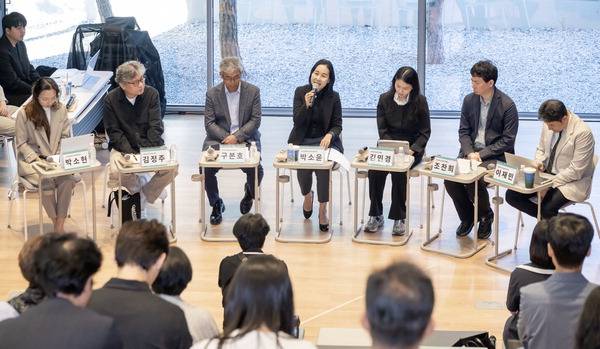지난 14일 부산 수영구 도모헌에서 열린 2026년 제2회 궁리정담에 참가한 발표자와 토론자가 종합토론을 하고 있다. 이원준 기자