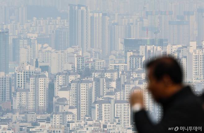 (서울=뉴스1) 김도우 기자 = 지난달 서울 집값이 한 달 전보다 0.66% 오른 것으로 집계됐다. 16일 한국부동산원에 따르면 2월 서울 주택종합 매매가격은 전월 대비 0.66% 상승했다. 상승폭은 1월(0.91%)보다 0.25%포인트(p) 줄어 오름세가 다소 완만해졌다. 사진은 이날 서울 중구 남산에서 바라본 아파트 단지. 2026.3.16/뉴스1 Copyright (C) 뉴스1. All rights reserved. 무단 전재 및 재배포, AI학습 이용 금지. /사진=(서울=뉴스1) 김도우 기자