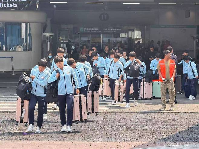 (서울=뉴스1) = 북한 내고향여자축구단 선수들이 12일 중국 베이징 공항에 도착하고 있다. 내고향여자축구단은 수원에서 열리는 아시아축구연맹(AFC) 여자 챔피언스리그 준결승을 위해 오는 17일 인천국제공항을 통해 한국에 입국한다. (남북체육교류협회 제공. 재판매 및 DB 금지) 2026.5.12/뉴스1 Copyright (C) 뉴스1. All rights reserved. 무단 전재 및 재배포, AI학습 이용 금지.