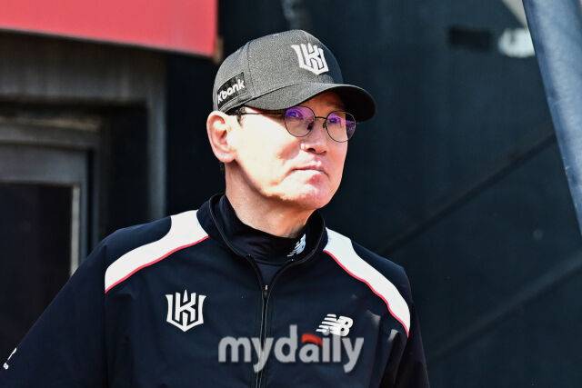 6일 경기도 수원 KT위즈파크에서 열린 '2026 신한 SOL BANK KBO리그' 롯데 자이언츠 와 KT 위즈 경기. KT 이강철 감독이 경기 전 선수들의 훈련을 지켜보고 있다./마이데일리